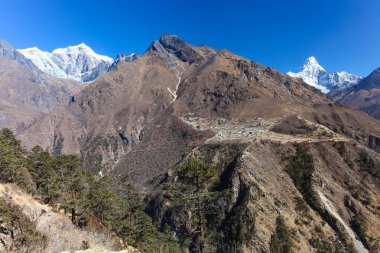 Şaşırtıcı Dağları Himalayalar üzerinde.