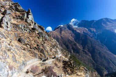 Şaşırtıcı Dağları Himalayalar üzerinde.