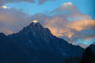 Şaşırtıcı Dağları Himalayalar üzerinde.
