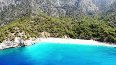 Dalgalar deniz ve plaj sıçramasına havadan görünümü.