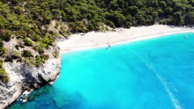 Dalgalar deniz ve plaj sıçramasına havadan görünümü.