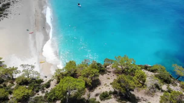 Veduta Aerea Spruzzi Onde Marine Spiaggia — Video Stock