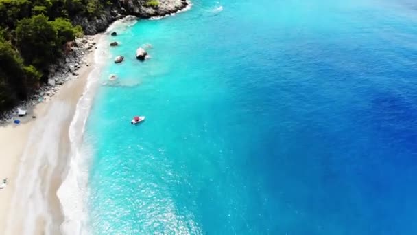 Аерофотозйомка Бризок Морських Хвиль Пляжу — стокове відео
