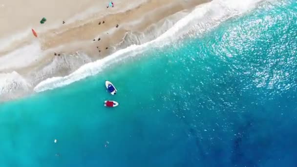 Luftaufnahme Von Plätschernden Meereswellen Und Strand — Stockvideo