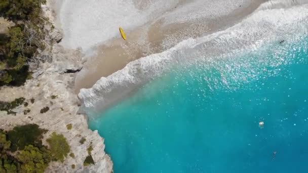 Flygfoto Över Stänk Havsvågor Och Strand — Stockvideo