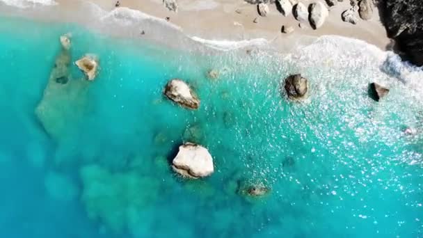 Flygfoto Över Stänk Havsvågor Och Strand — Stockvideo