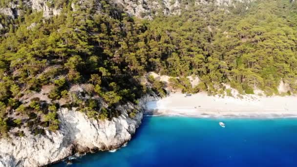 Vista Aérea Ondas Mar Salpicando Praia — Vídeo de Stock