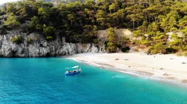 Dalgalar deniz ve plaj sıçramasına havadan görünümü.