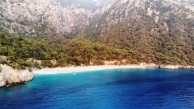 Dalgalar deniz ve plaj sıçramasına havadan görünümü.