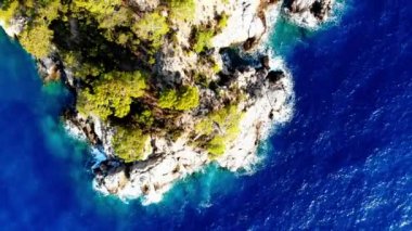 Dalgalar deniz ve plaj sıçramasına havadan görünümü.