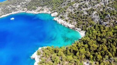Dalgalar deniz ve plaj sıçramasına havadan görünümü.