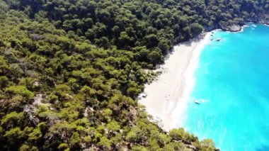 Dalgalar deniz ve plaj sıçramasına havadan görünümü.