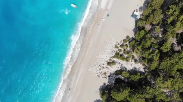 Luftaufnahme Von Plätschernden Meereswellen Und Strand — Stockvideo