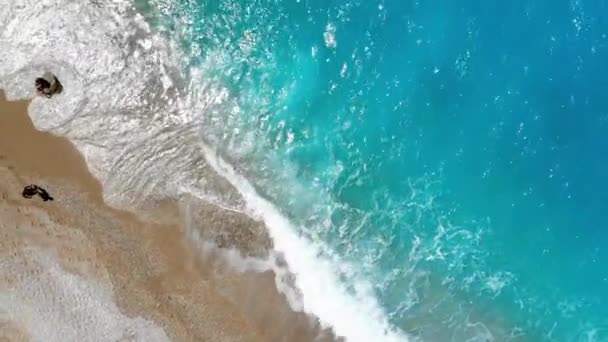 Veduta Aerea Spruzzi Onde Marine Spiaggia — Video Stock