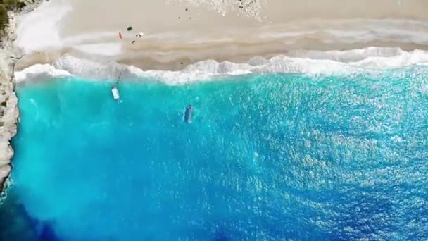 Αεροφωτογραφία Του Πιτσίλισμα Κύματα Στη Θάλασσα Και Παραλία — Αρχείο Βίντεο