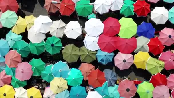 Parapluies Étonnants Sur Place Marché — Video