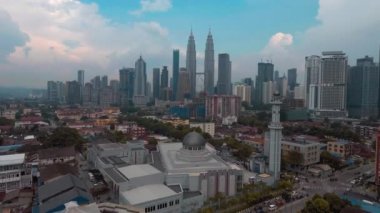 Kuala Lumpur camiler de benzersiz mimari tarzı featuring yerel Müslüman toplum için ibadet yerleri hizmet nefes kesen manzaraları vardır.