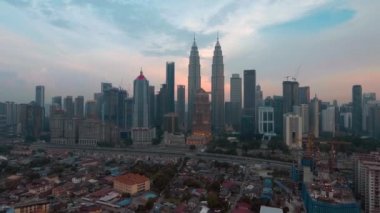 Kuala Lumpur Malezya başkentidir. Onun modern manzarası 451 m uzunluğunda Petronas İkiz Kuleleri, çift cam ve çelik kaplı gökdelenler İslam motifli hakimdir.