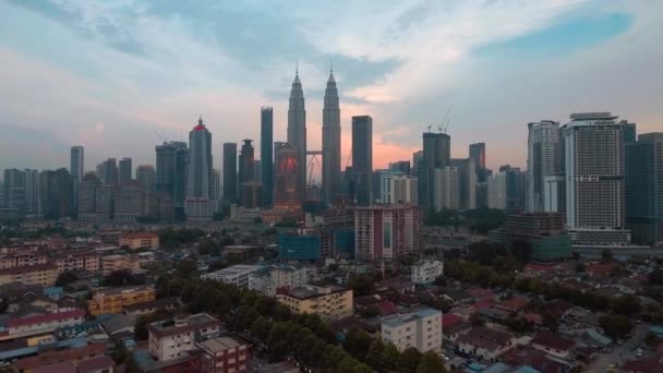 Kuala Lumpur Malajzia fővárosában. A modern skyline uralja a 451m magas Petronas egy pár üveg és acél öltözött felhőkarcolók iszlám motívumokkal.