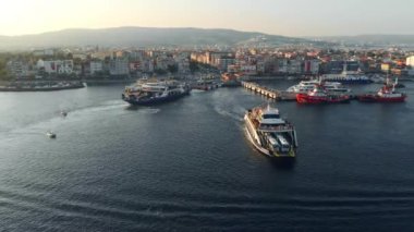 Akdeniz manzaralı seyir büyük Roro (Rulo açma/kapama) gemi.