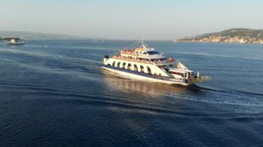 Akdeniz manzaralı seyir büyük Roro (Rulo açma/kapama) gemi.