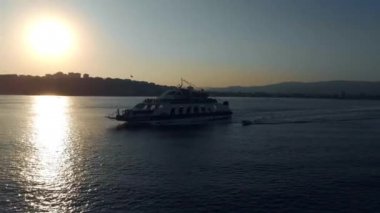 Akdeniz manzaralı seyir büyük Roro (Rulo açma/kapama) gemi.