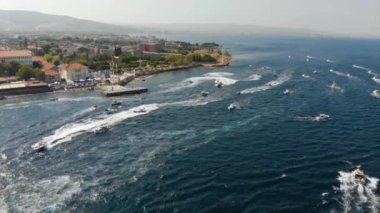 Tekneler Sahil çevresinde.