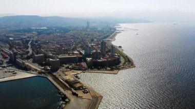 Drone ile Türkiye'de Izmir limanının havadan görünümü.