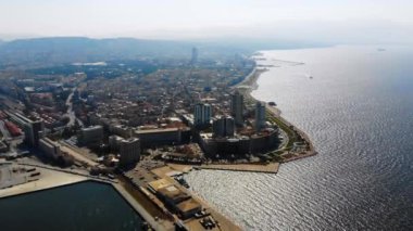 Drone ile Türkiye'de Izmir limanının havadan görünümü.