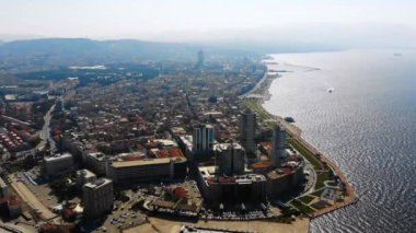 Drone ile Türkiye'de Izmir limanının havadan görünümü.