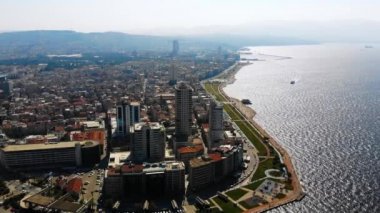 Drone ile Türkiye'de Izmir limanının havadan görünümü.