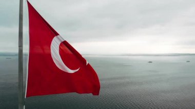 Büyük Türk bayrağı sallayarak havadan görünümü.