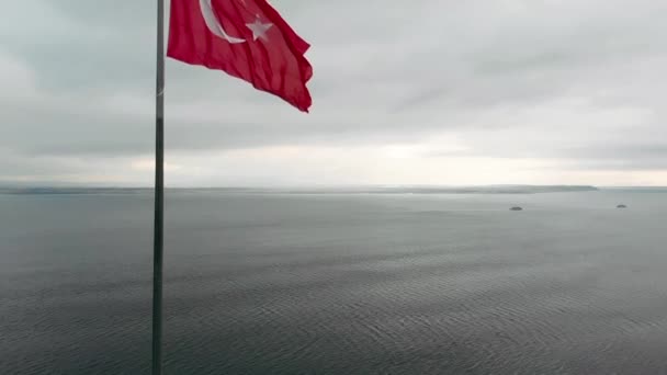 Luchtfoto Van Grote Turkse Vlag Zwaaien — Stockvideo