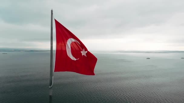 Vista Aérea Ondear Una Enorme Bandera Turca — Vídeo de stock