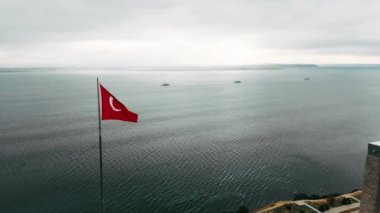 Büyük Türk bayrağı sallayarak havadan görünümü.