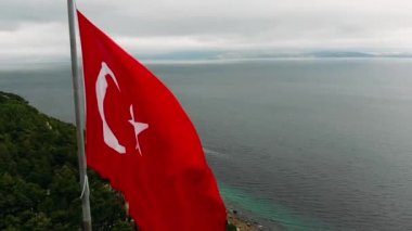 Büyük Türk bayrağı sallayarak havadan görünümü.
