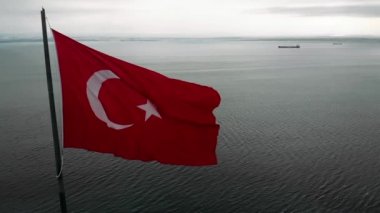 Büyük Türk bayrağı sallayarak havadan görünümü.