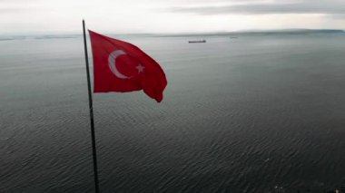 Büyük Türk bayrağı sallayarak havadan görünümü.