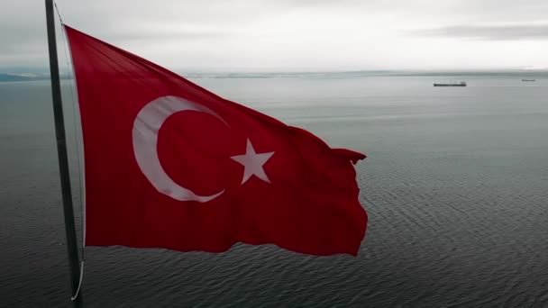 Luchtfoto Van Grote Turkse Vlag Zwaaien — Stockvideo