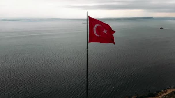 Luchtfoto Van Grote Turkse Vlag Zwaaien — Stockvideo