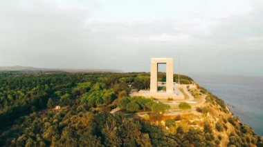 Anakkale Şehitler Anıtı Gelibolu Savaş katılan yaklaşık 253,000 Türk askerleri hizmet anısına bir savaş anıtı olduğunu.