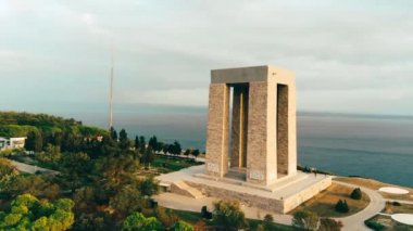 Anakkale Şehitler Anıtı Gelibolu Savaş katılan yaklaşık 253,000 Türk askerleri hizmet anısına bir savaş anıtı olduğunu.