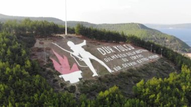 Dur Yolcu (Gezgin dur, bastığınız toprak, bir zamanlar Türkiye 'nin Çanakkale kentindeki anıtsal hava manzarasının sona ermesine tanıklık etti)