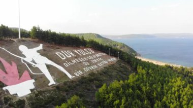 Dur Yolcu (Gezgin dur, bastığınız toprak, bir zamanlar Türkiye 'nin Çanakkale kentindeki anıtsal hava manzarasının sona ermesine tanıklık etti)