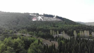 Dur Yolcu (Gezgin dur, bastığınız toprak, bir zamanlar Türkiye 'nin Çanakkale kentindeki anıtsal hava manzarasının sona ermesine tanıklık etti)