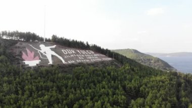 Dur Yolcu (Gezgin dur, bastığınız toprak, bir zamanlar Türkiye 'nin Çanakkale kentindeki anıtsal hava manzarasının sona ermesine tanıklık etti)