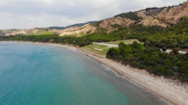 Anzak Koyu Türkiye'de Gelibolu Yarımadası'nda küçük bir koy var. Anzaklar ı. Dünya Savaşı açılış 25 Nisan 1915'te site olarak ünlü oldu.