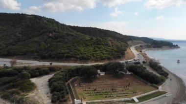 Anzak Koyu Türkiye'de Gelibolu Yarımadası'nda küçük bir koy var. Anzaklar ı. Dünya Savaşı açılış 25 Nisan 1915'te site olarak ünlü oldu.