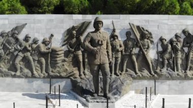 Çanakkale Şehitleri Anma Atatürk heykelinin Gelibolu Savaş katılan Türk askerleri hakkında hizmet anısına bir savaş anıtı olduğunu.