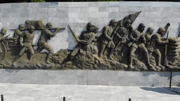 アタテュルク国際空港はチャナッカレ殉教者記念像は戦争記念ガリポリの戦いに参加したトルコの兵士についてのサービス — ストック動画